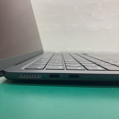【浦添城間店(沖縄)】中古  Apple MacBook Air 13.3インチ 2022(M2 8CPU/8GB/256GB)スペースグレイ MLY33J/A 4680003202 