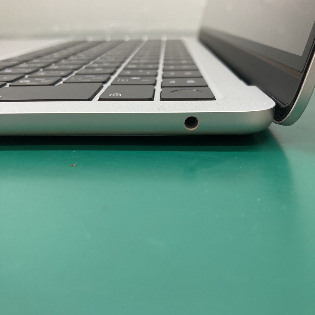中古 Apple MacBook Air M2 2022 FLXY3J/A (Apple M2/8GB/SSD 256GB