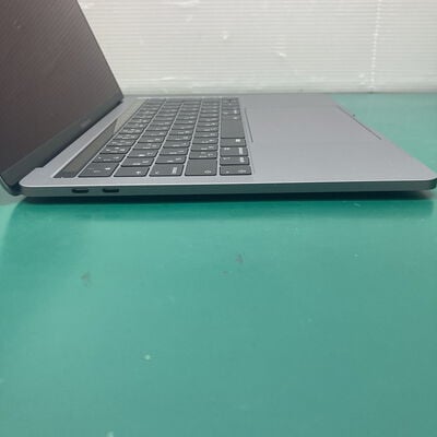 【浦添城間店(沖縄)】中古  Apple MacBook Air 13インチ (i5 1.6GHz/8GB/256GB) スペースグレイ Touch ID True Tone搭載モデル MVFJ2J/A (Mid 2019) 141229 