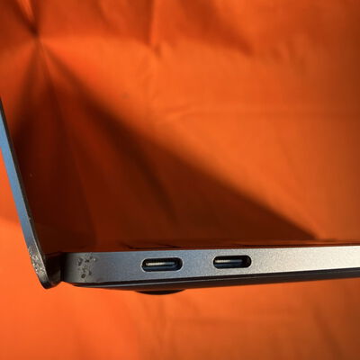 【なんば店】中古  Apple MacBook Air 13インチ (i5 1.6GHz/8GB/256GB) スペースグレイ Touch ID True Tone搭載モデル MVFJ2J/A (Mid 2019) 141229