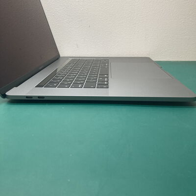 【浦添城間店(沖縄)】中古  Apple Macbook Pro 2018 （15.4インチ/Core i7 2.6GHz/16GB/512GB/スペースグレイ） MR942J/A 139718 