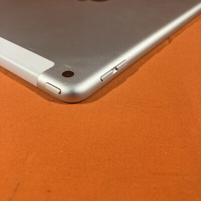 【なんば店】中古  【docomo】Apple iPad 10.2インチ (第7世代/2019) Wi-Fi+Cellular 32GB シルバー MW6C2J/A 141674 