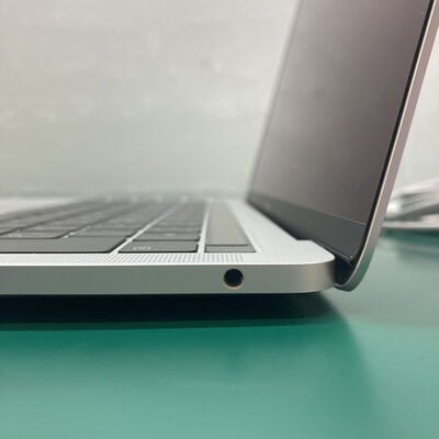 【浦添城間店(沖縄)】中古  Apple MacBook Pro 13インチ (i5 1.4GHz/8GB/256GB) シルバー Touch Bar搭載 MUHR2J/A (Mid 2019) 141233 