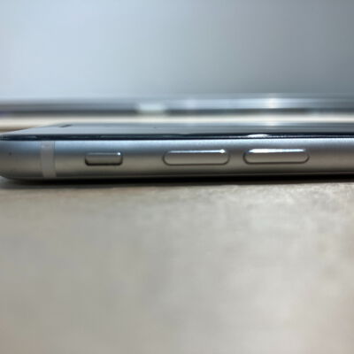 【鹿児島店】中古  【SIMロック解除済み】【docomo】Apple iPhoneSE 4.7インチ (第2世代/2020) 128GB (ホワイト)  MXD12J/A 155499 