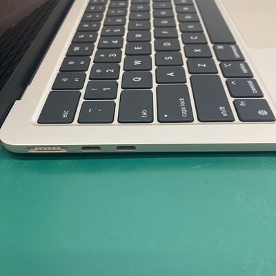 【浦添城間店(沖縄)】中古  Apple MacBook Air 2024 Z1G700062 (Apple M3/24GB/SSD 2TB/13.3/2560 x 1664 Liquid Retina/Wifi) 198226 
