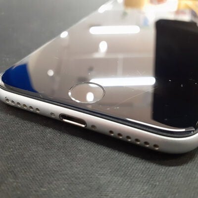 【鹿児島店】中古  【SIMロック解除済み】【au】Apple iPhoneSE 4.7インチ (第2世代/2020) 64GB (ホワイト) MX9T2J/A 155505 