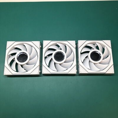 【津ラッツ店】中古  Lian Li UNI FAN TL 120 LCD WIRELESS WT 3Pack UF-TL120-LCD-WLS-3W (120mm ホワイト 3個パック) 4990000970 