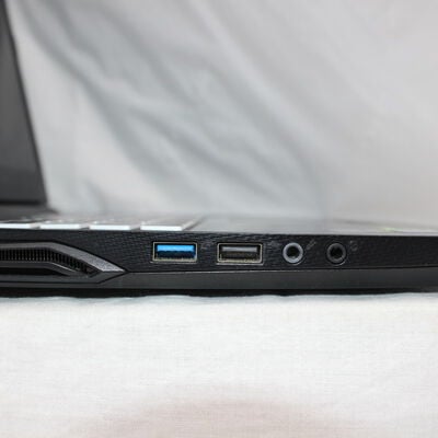 【通販センター】中古  GIGABYTE AORUS 7 NA(Intel Core i7 9750H/16GB DDR4 (PC4)/SSD256GB+HDD1TB/なし/NVIDIA GeForce GTX 1650 4GB/17.3/1920x1080/Wi-Fi/W11H64 MAR) 199699 