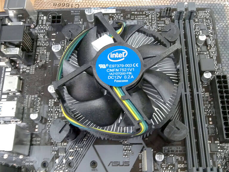 マザーボードの穴にあわせCPUクーラーをセットします。