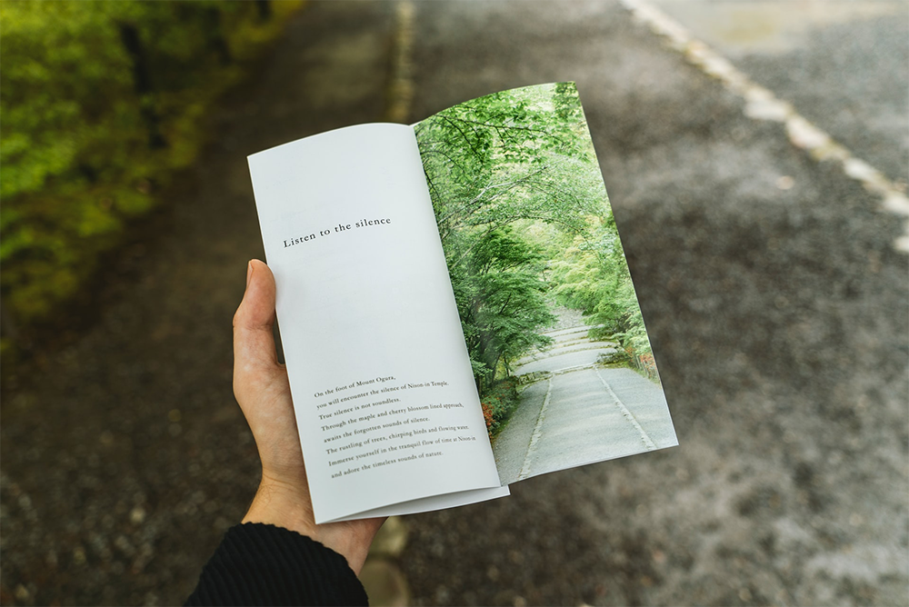 Illustrator(イラストレーター)はパンフレットやメニューなど、案内用の小冊子をデザインできます。