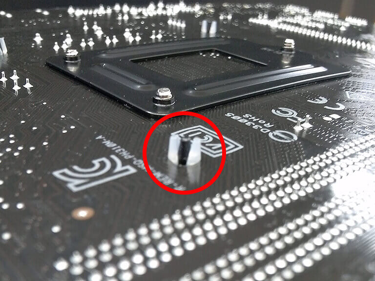 マザーボード裏からツメがしっかり固定されているか確認します。