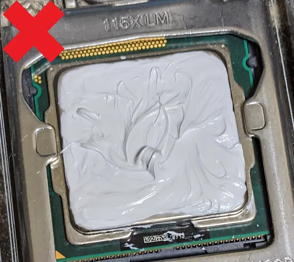 【塗るときのNG例】 CPUにシリコングリスを塗るときは厚くデコボコしないよう注意しましょう。