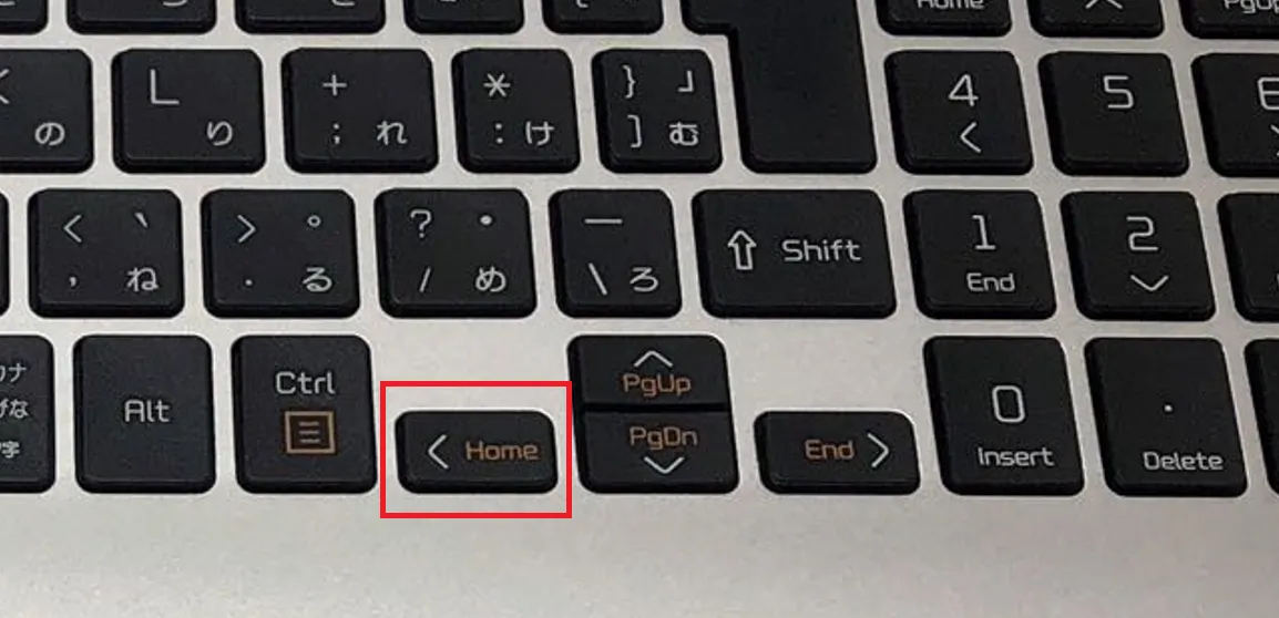 今回の記事で紹介している「テキストの先頭に戻る」のショートカットは本来「Ctrl」+「Home」ですが、ノートパソコンでは「Home」キーが「←」キーに配置されている例があります。