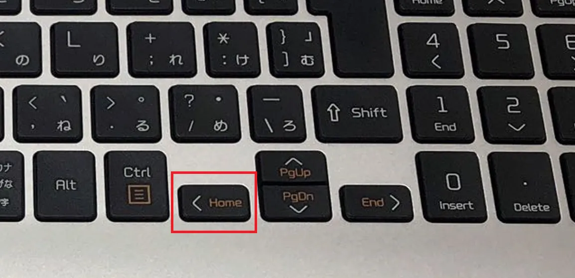 今回の記事で紹介している「テキストの先頭に戻る」のショートカットは本来「Ctrl」＋「Home」ですが、ノートパソコンでは「Home」キーが「←」キーに配置されている例があります。