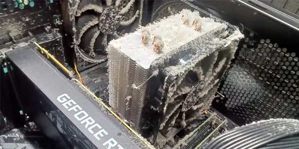 埃のたまったPC内部写真