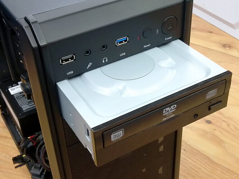 DVDドライブをセットしましょう。