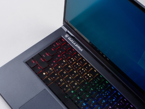キーボードにはLEDバックライトも内蔵。ソフトウェアから色を変 更したり、オフにしたりもできるので、用途や気分によって変更可能
