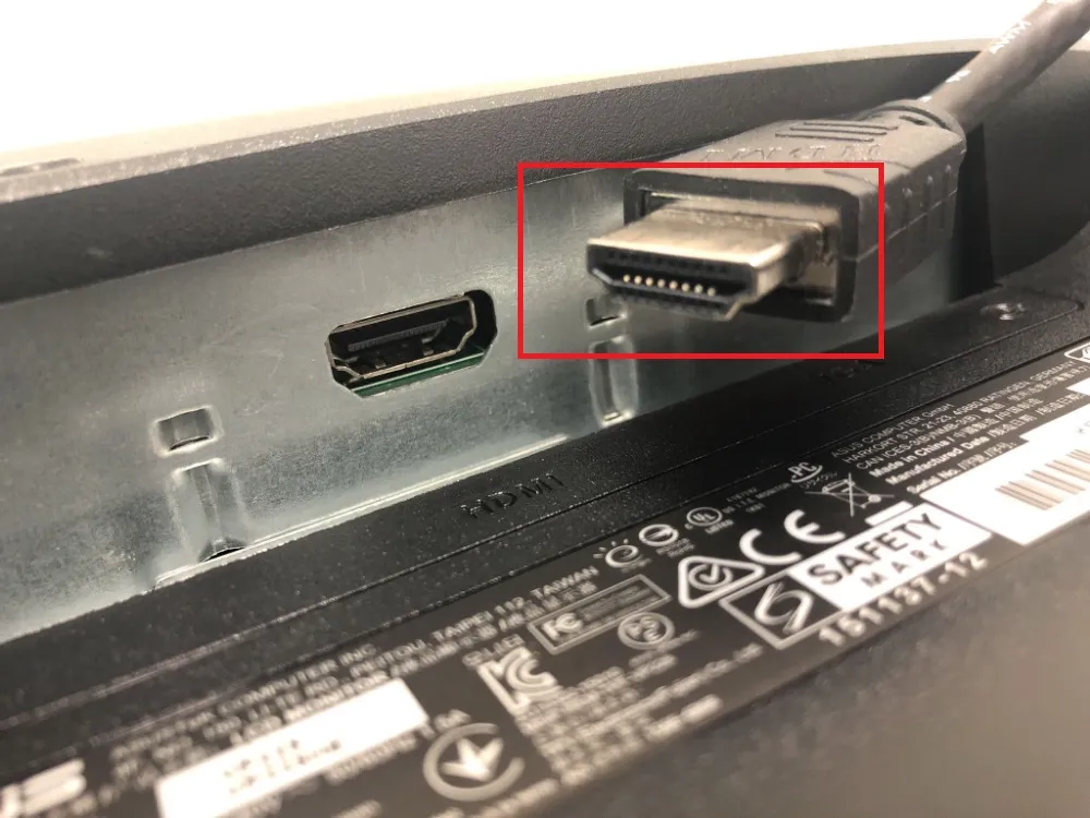 PCモニター（パソコンモニター）が映らない場合の対処方法として、HDMIケーブルやディスプレイケーブルなどの場合、端子の汚れがないかも確認してみましょう。