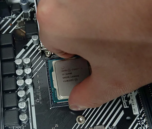 CPUは画像のように「上下を人差し指と親指でつまむ」と持ちやすいです。
