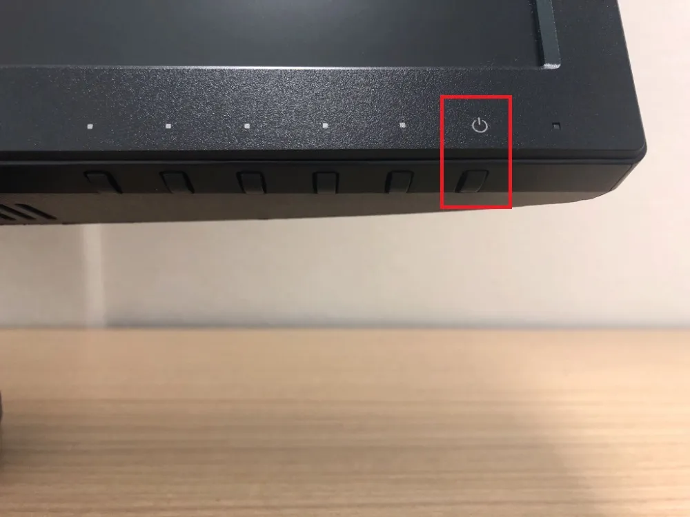 まずは、確認のため、いったん電源ボタンを押して、PCモニター（パソコンモニター）が映るかを確認するようにしましょう。