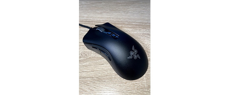 【レビュー】ゲーミングマウス『Razer DeathAdder V2』のスペック・使いやすさ。かぶせ持ちに最適化された鋭いフォルム