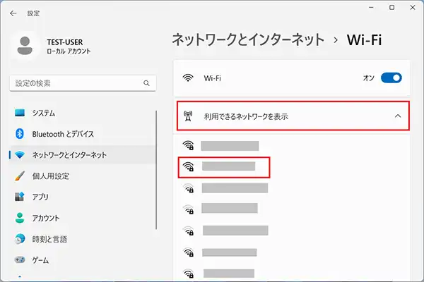 「Wi-Fi」の中の「利用できるネットワークを表示」をクリックし、使用するネットワークを選択します。