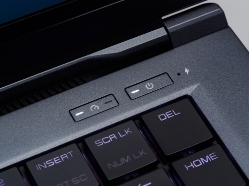 電源ボタンの横には、ファンのモードを切り替えられるボタンがある。OfficeモードとGameモードを切り替え可能だ。加えて、ソフトウェア「Gaming Center」からターボモードにしてファンの回転数を最大にすることもできる