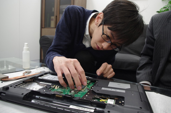 慎重に作業する岡田