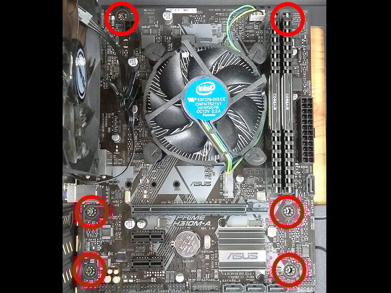 PCケース付属のミリネジでマザーボードをネジ止めしていきます。この時も対角線上に止めます。