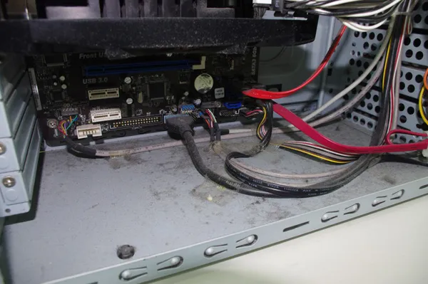 ホコリが溜まったパソコン内部のケーブル類