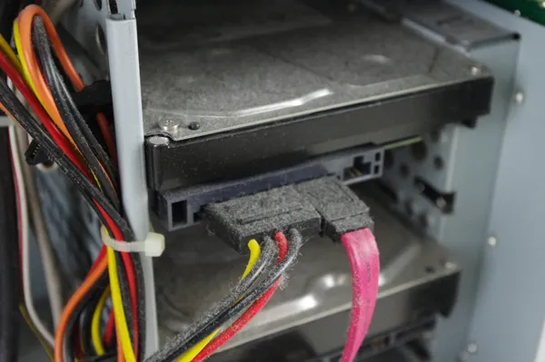 ホコリが溜まったハードディスクとケーブル