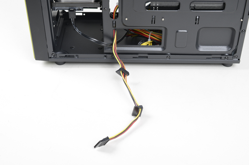 フレームの穴を通してSATA電源ケーブルを、HDDのコネクタ側に持ってきます