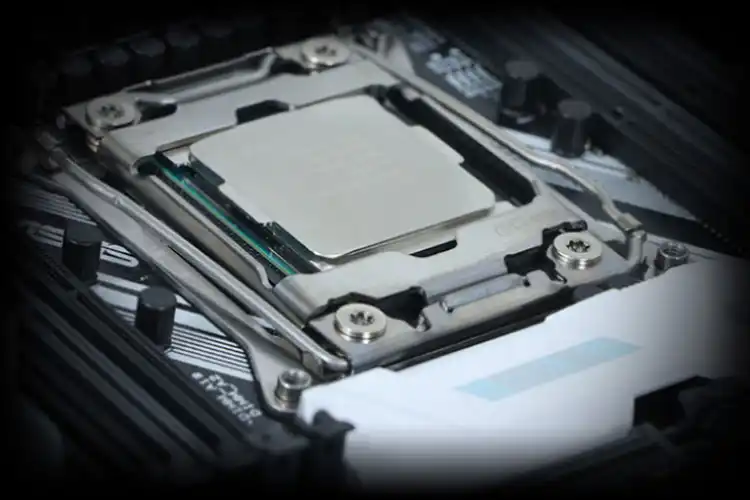 CPU 揺るぎないパワーをその核に