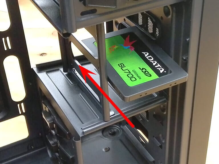 SSDを2.5インチスロットへ挿入します。