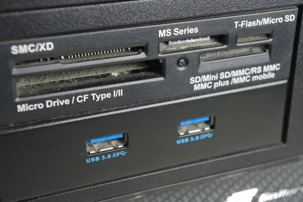 ホコリが溜まったパソコンのUSB端子とカードリーダー