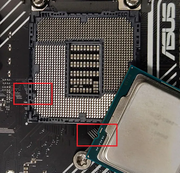 CPUとソケットはそれぞれ左下に小さな切り欠きで印が付いているので、切り欠きを基準に取り付けるようにしましょう。