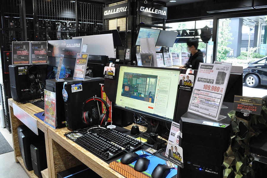 店内中央にはゲーミングPCが配置