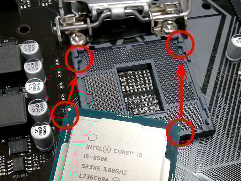 CPUの切欠けとマザーボードの切欠けに注意しましょう。