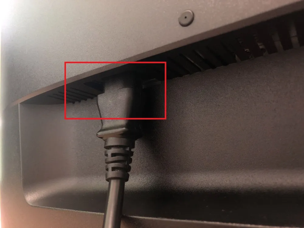 結果として、PCモニター（パソコンモニター）電源ケーブルのコネクタ部分に力が入り、電源ケーブルがゆるんでしまう状態となります。