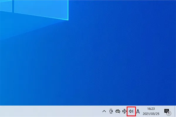 Windows 10のデスクトップ画面の右下にある、スピーカーのアイコンをクリックします。