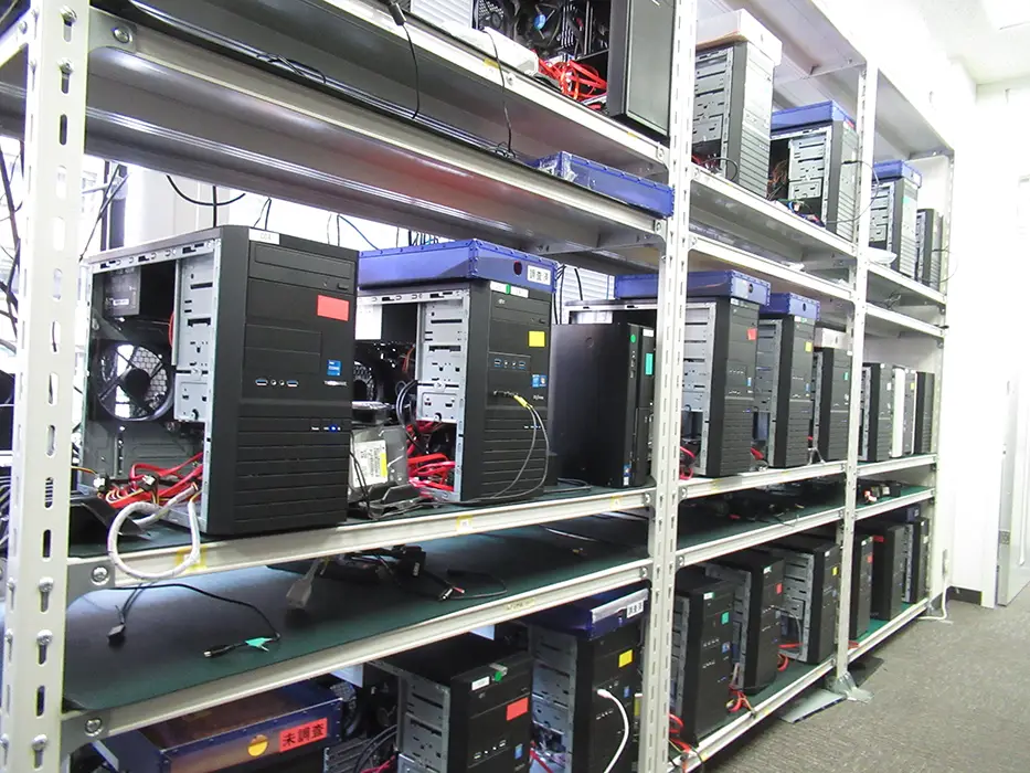 複数台のPCを準備。データ復旧作業は数日かかることも。