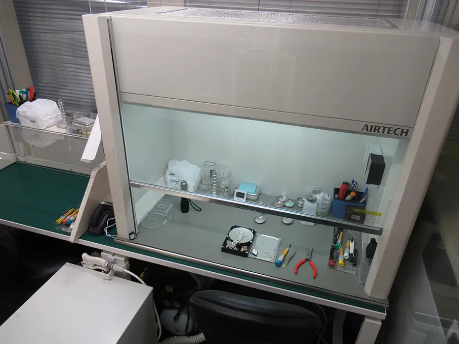 作業用の専用クリーンブース。ホコリ厳禁です。
