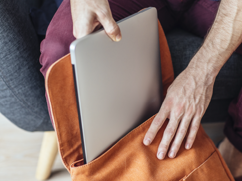 持ち運びしやすいノートパソコン