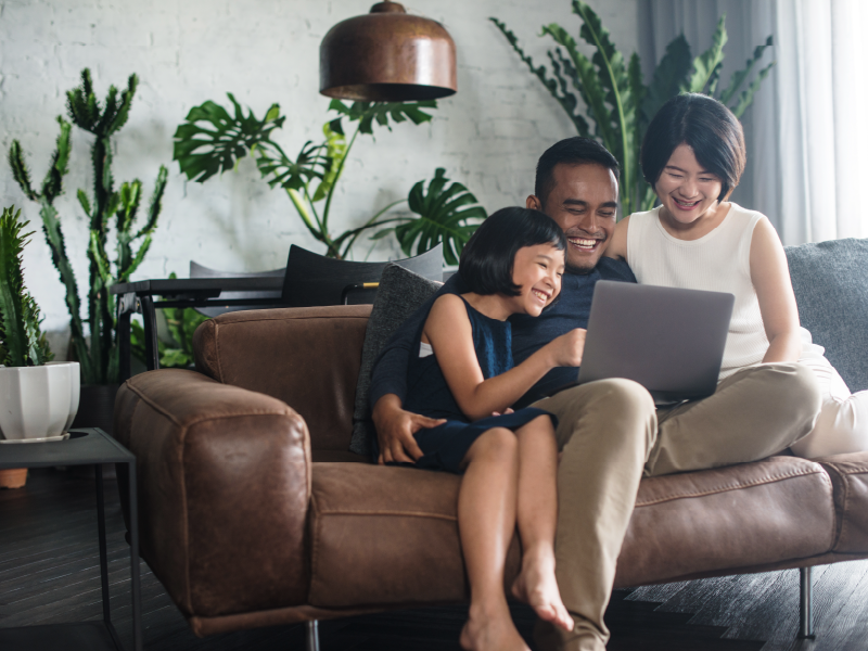 ノートパソコンを使っている親子