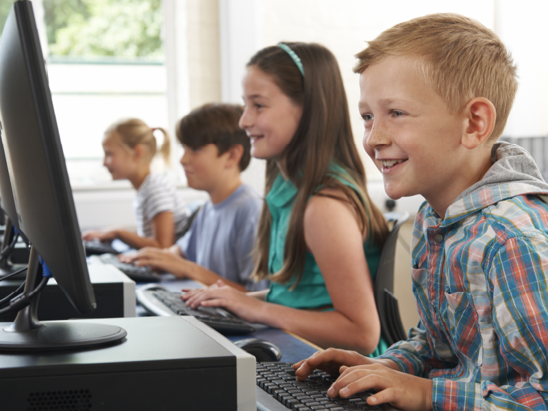 ノートパソコンを使用している小学生